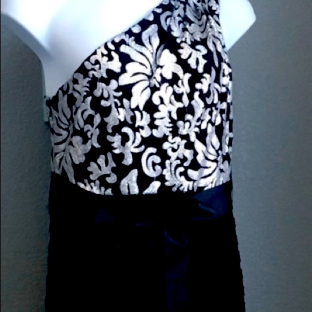 A really beautiful formal dress I wore  this dress only ones